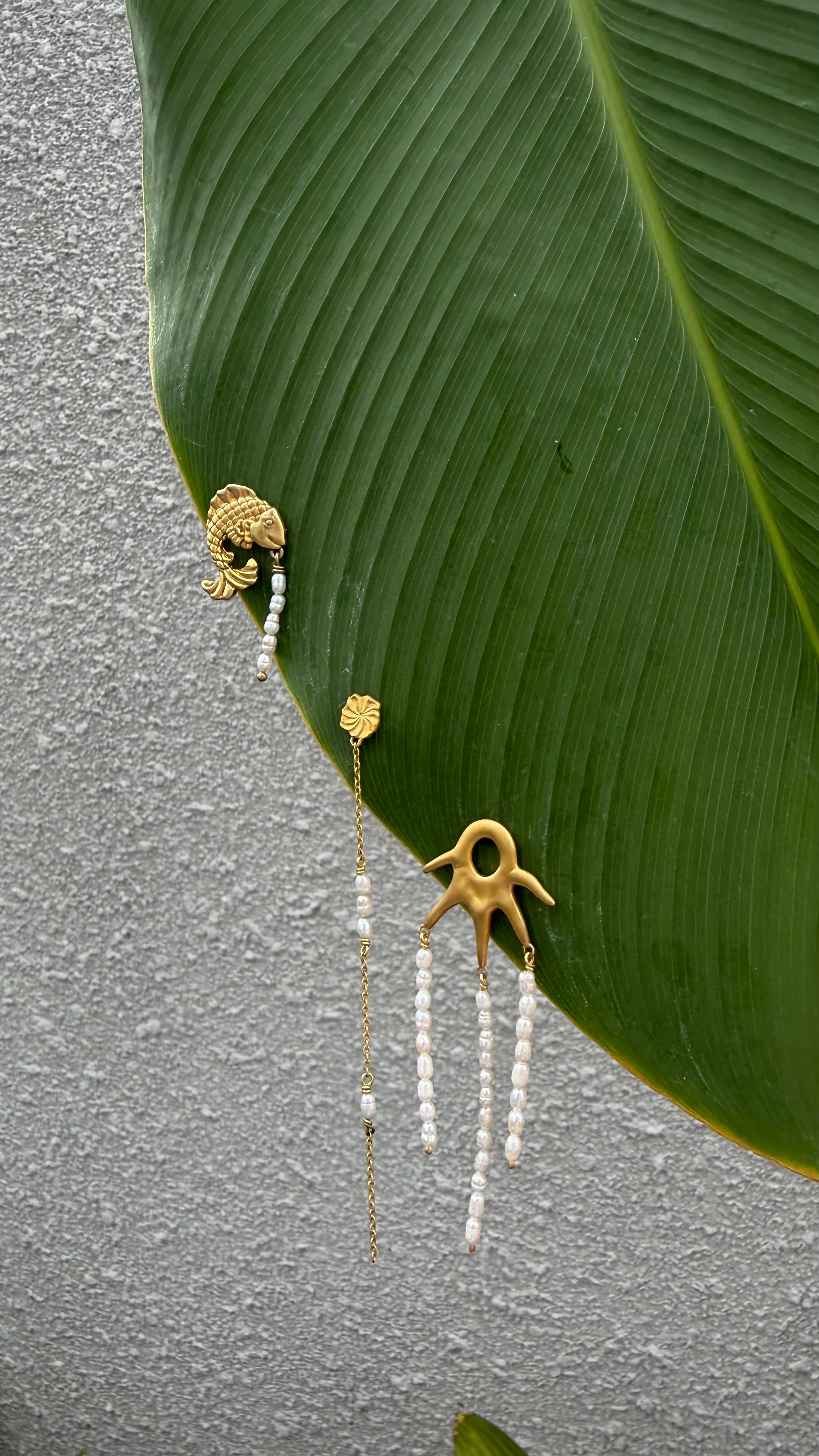 Flower pearl earring